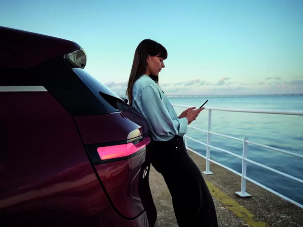 BMW a Motorola představují digitální klíč k vozům BMW; nyní k dispozici na chytrých telefonech motorola edge 50 ultra a motorola razr 50 ultra