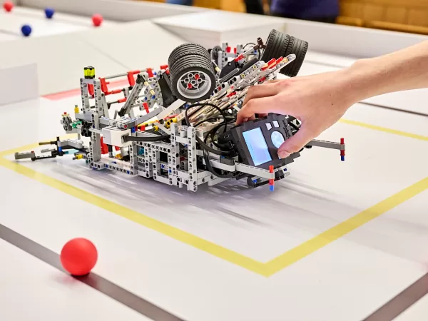 V Robosoutěži pro ZŠ v přehazování „horkých brambor“ uspěly týmy z Pardubic, Liberce a Olomouce. Teď je čeká finále na Maker Faire Prague