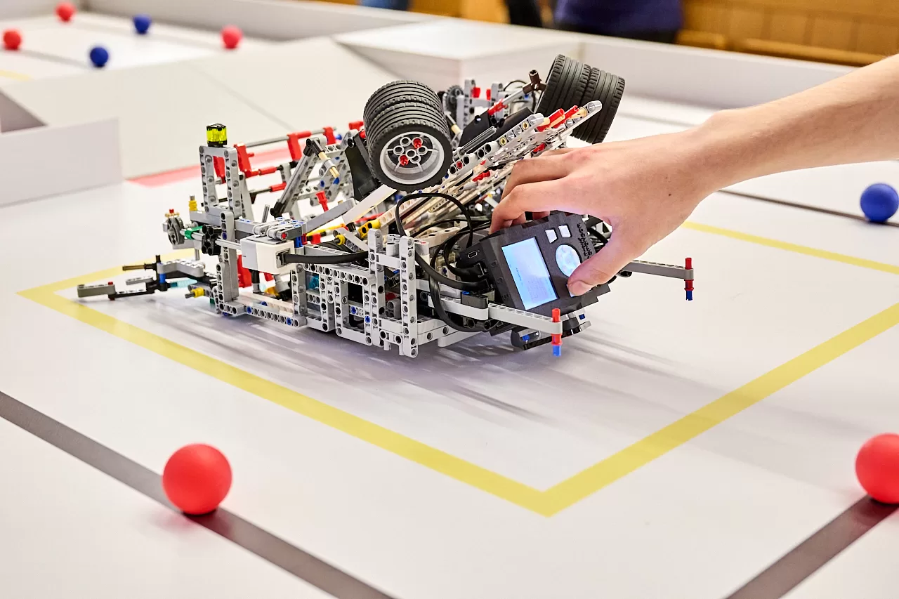 V Robosoutěži pro ZŠ v přehazování „horkých brambor“ uspěly týmy z Pardubic, Liberce a Olomouce. Teď je čeká finále na Maker Faire Prague