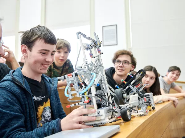 Roboti si budou přehazovat „horký brambor“. Robosoutěž FEL ČVUT opět zve fanoušky na napínavé klání týmů základních škol