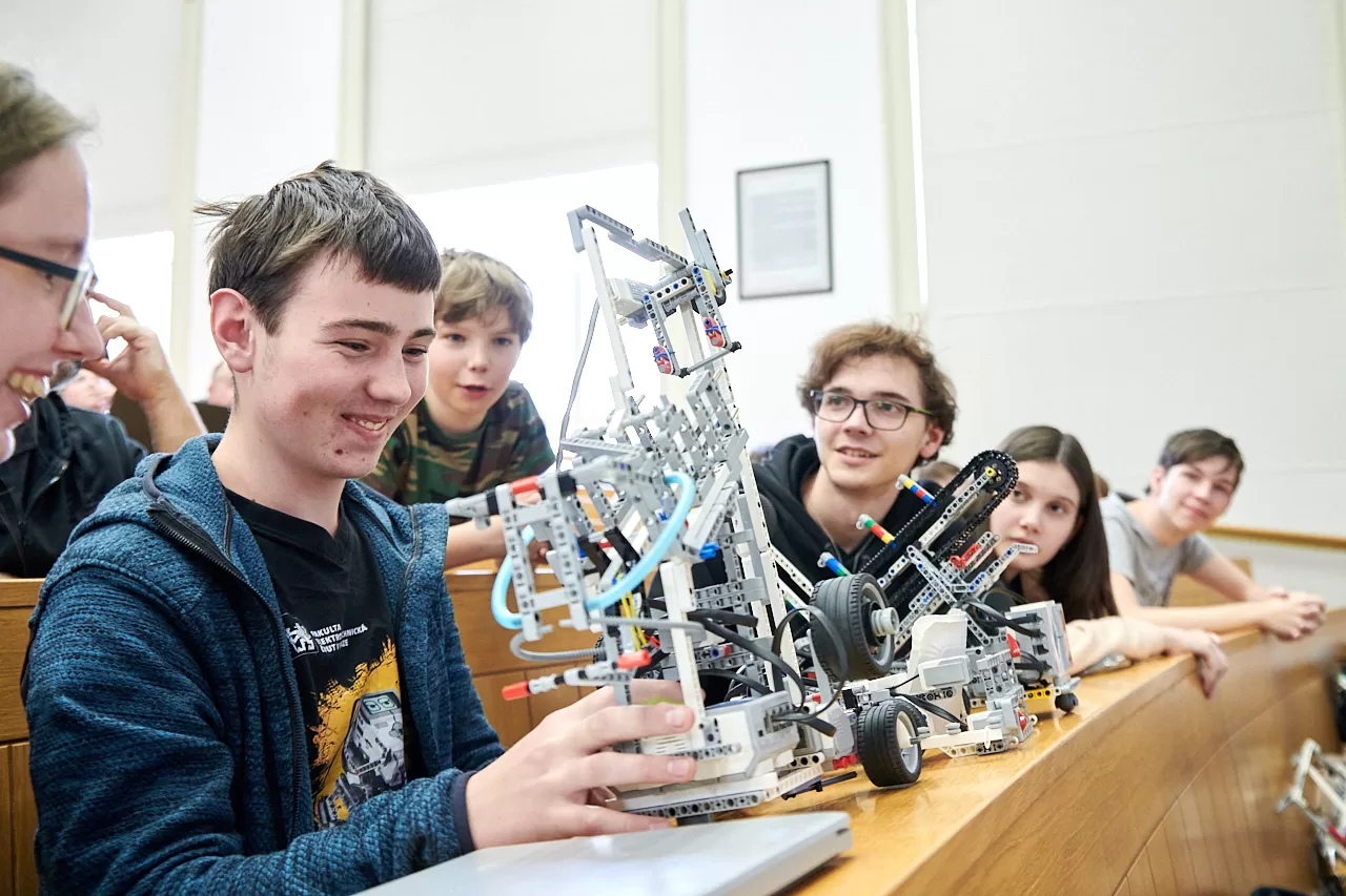 Roboti si budou přehazovat „horký brambor“. Robosoutěž FEL ČVUT opět zve fanoušky na napínavé klání týmů základních škol