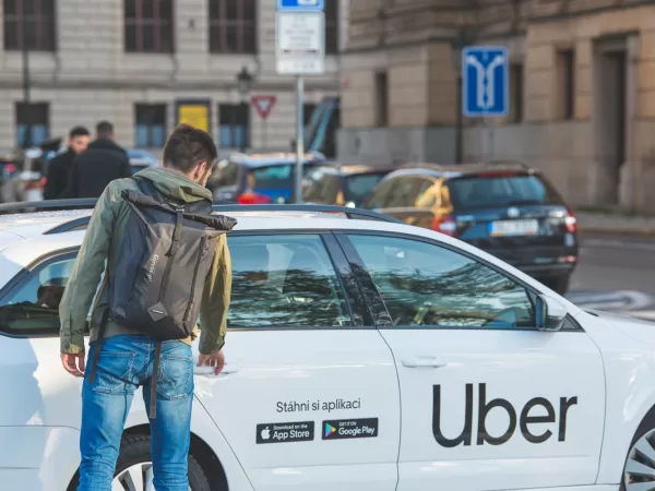 Co všechno lidé zapomínají v Uberu: živí humři, diplomatické pasy i hamburgerové hody