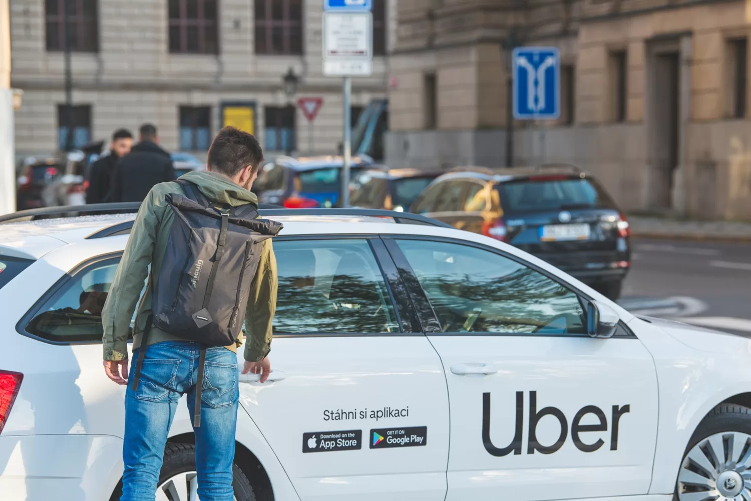 Co všechno lidé zapomínají v Uberu: živí humři, diplomatické pasy i hamburgerové hody