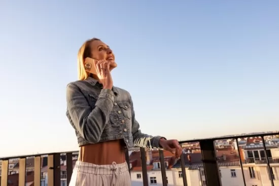 Na jaře hrají prim barvy. Vylaďte svůj outfit stylovým příslušenstvím pro telefon, hodinky a sluchátka