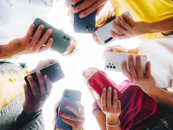Gen Z trpí telefobií: Chatboti jako pomocník, ale řešení je i v práci se strachem z telefonování