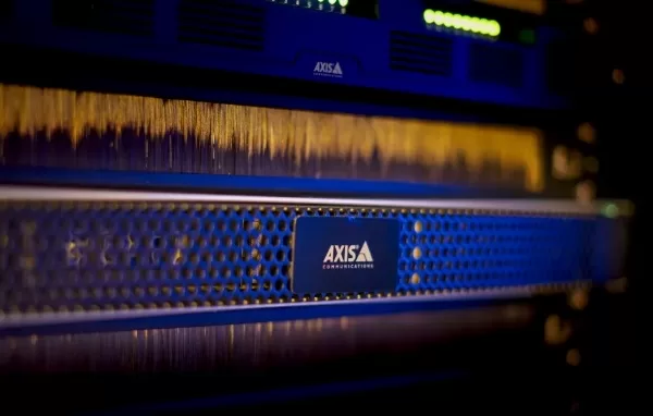 Axis uvádí záznamový server optimalizovaný pro AI aplikace. Zefektivní videodohled i při záběrech plných pohybu