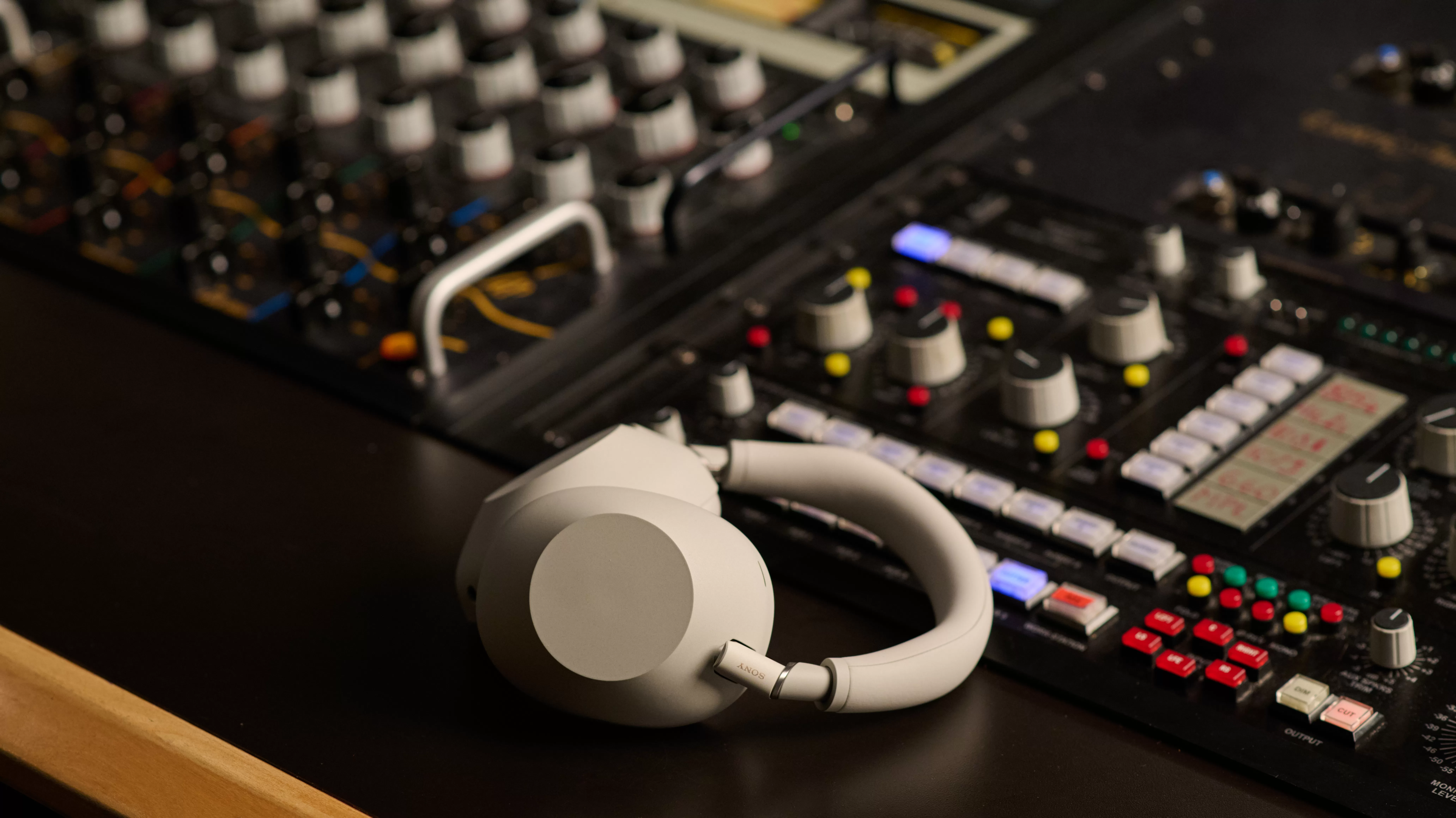 Sluchátka Sony WH-1000XM6 představují další evoluci v potlačení okolního hluku