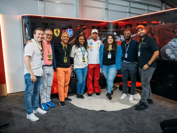 Nadace Mission 44 Lewise Hamiltona a HP podpoří dovednosti mladých v oblasti přírodních a technických věd
