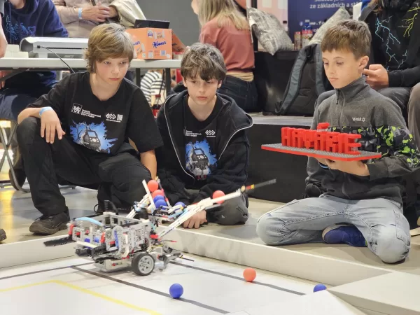 Pardubice slaví. Finále jarní Robosoutěže na Maker Faire Prague vyhrál tým Havárie – bez havárie přehodil nejvíc „horkých brambor“