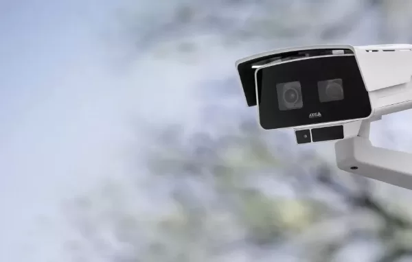Širokoúhlý i detailní záběr stejné scény z jedné kamery? Dvousenzorová AXIS P1518-LE to umí včetně AI.