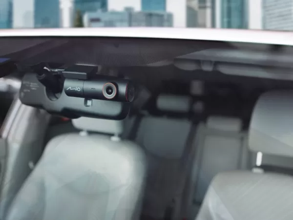 Mio MiVue J35 WiFi 2.5K: diskrétní autokamera nově s GPS modulem, radary a v cenově dostupné variantě