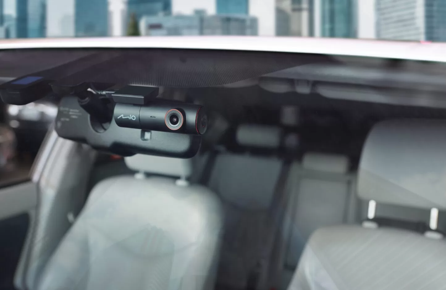 Mio MiVue J35 WiFi 2.5K: diskrétní autokamera nově s GPS modulem, radary a v cenově dostupné variantě