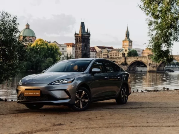 BYD na český trh uvádí sedan SEAL 5 DM-i