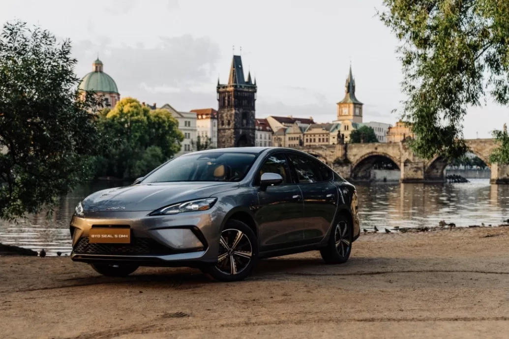 BYD na český trh uvádí sedan SEAL 5 DM-i