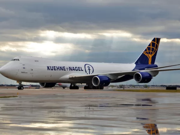 Skupina Kuehne+Nagel v prvním pololetí roku 2025 posílila v oblasti námořní a letecké logistiky, v České republice rozšířila své působení na Moravě