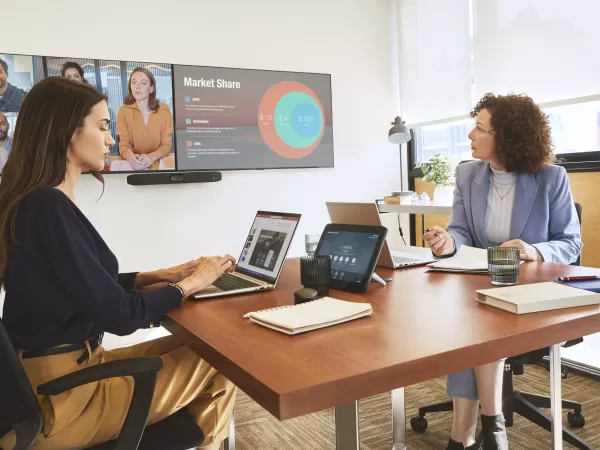 Kvalitní obraz a čistý zvuk pro každou zasedačku. Nová zařízení Poly zefektivňují videohovory i spolupráci na dálku