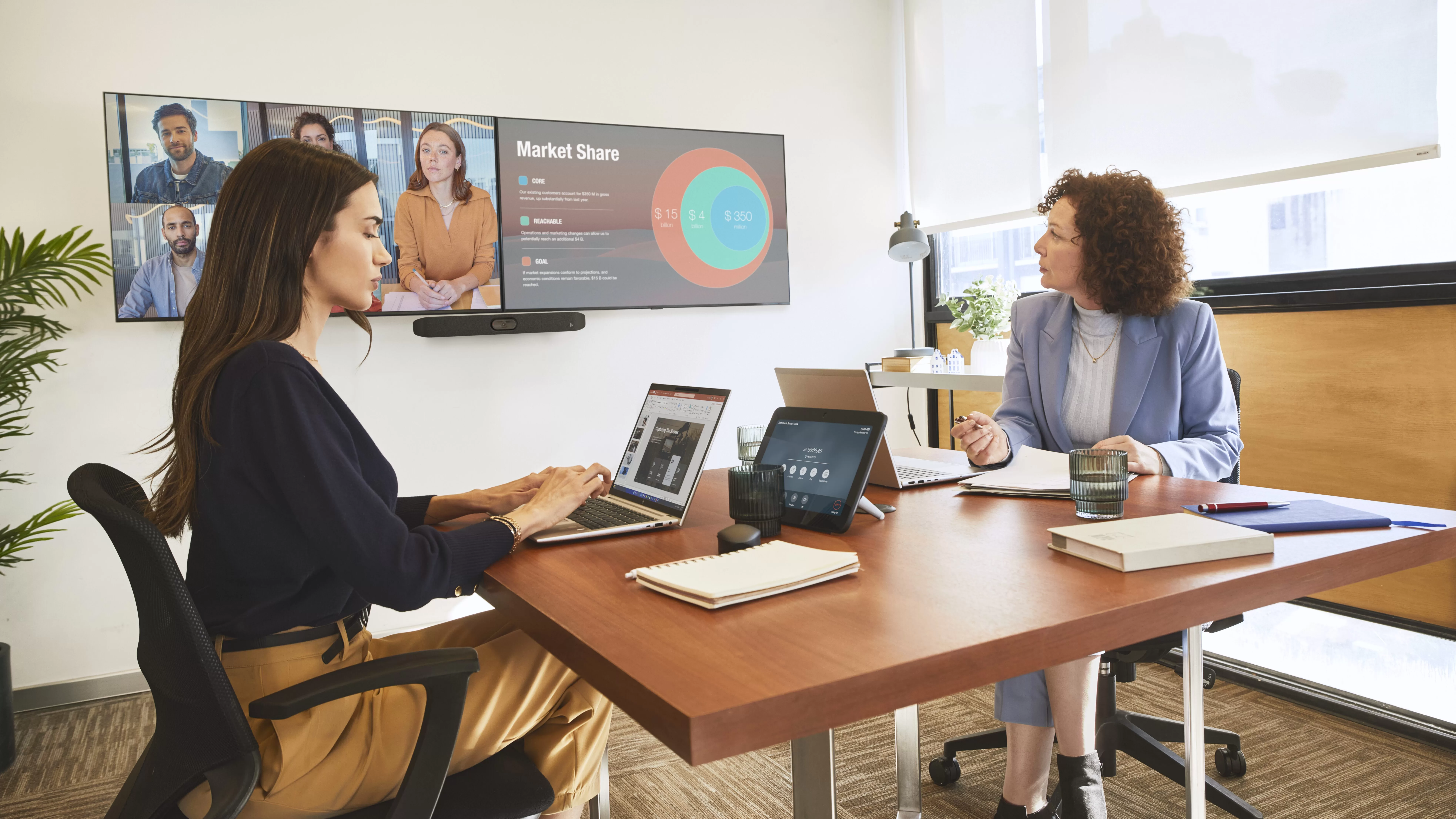 Kvalitní obraz a čistý zvuk pro každou zasedačku. Nová zařízení Poly zefektivňují videohovory i spolupráci na dálku