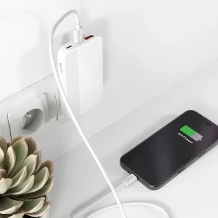 Obsah obrázku Mobilní telefon, přístroj, zeď, interiér Obsah generovaný pomocí AI může být nesprávný.