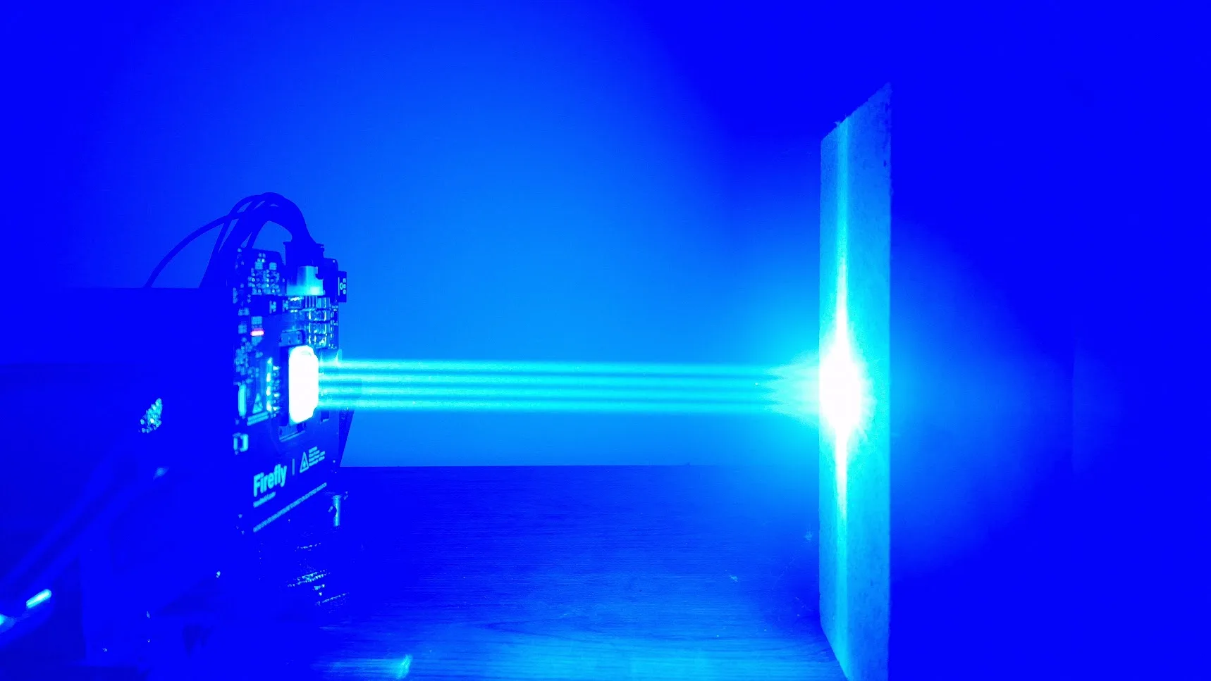 Student FEL ČVUT postavil nejsilnější přenosný laser v Evropě. Použít ho ale nesmí