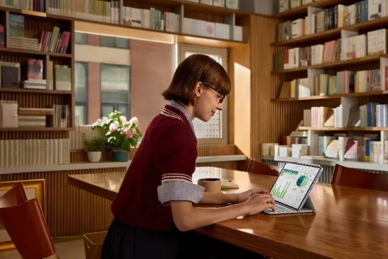 Obsah obrázku interiér, knihovna, nábytek, osoba  Popis byl vytvořen automaticky