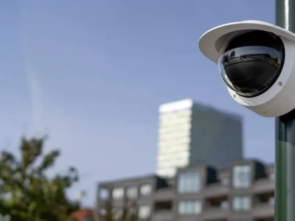 Čtyři záběry v jednom. Výkonné a úsporné multisenzorové kamery s AI od Axisu mají horizontální rozlišení až 10K