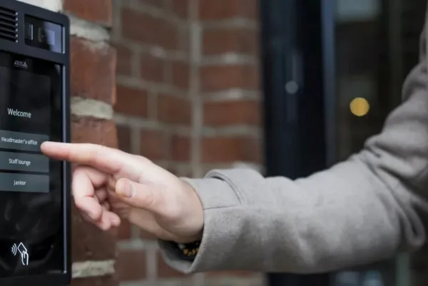 Nový video interkom a špičková odpovídací jednotka Axis zlepší provoz i bezpečnost v kancelářských a komerčních objektech