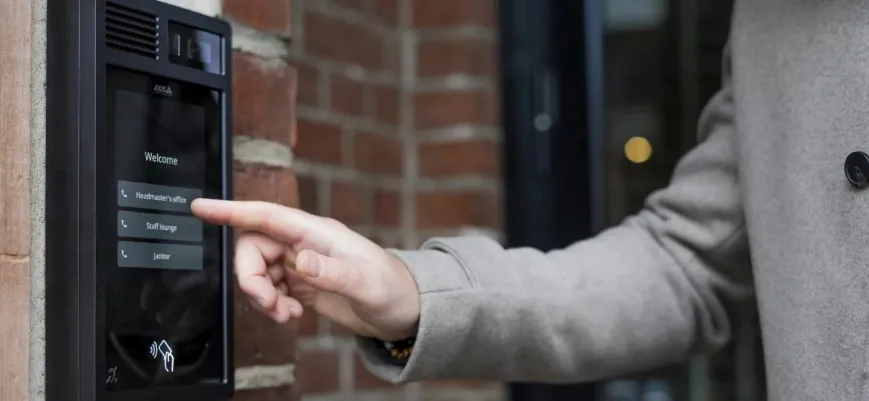 Nový video interkom a špičková odpovídací jednotka Axis zlepší provoz i bezpečnost v kancelářských a komerčních objektech