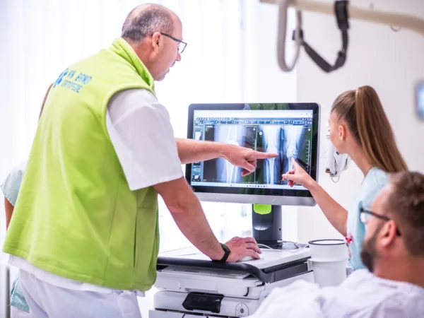 Vojenská nemocnice Brno jako první zdravotnické zařízení v Česku předvedla praktické možnosti využití privátní 5G SA sítě