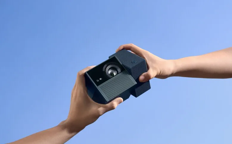 Obsah obrázku obloha, osoba, venku, držení

Obsah generovaný pomocí AI může být nesprávný.