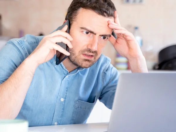 Firmy ve velkém nasazují AI operátory, ti však zákazníky často rozčílí. Nečekaný pokles kvality asistence vrací do hry lidské operátory