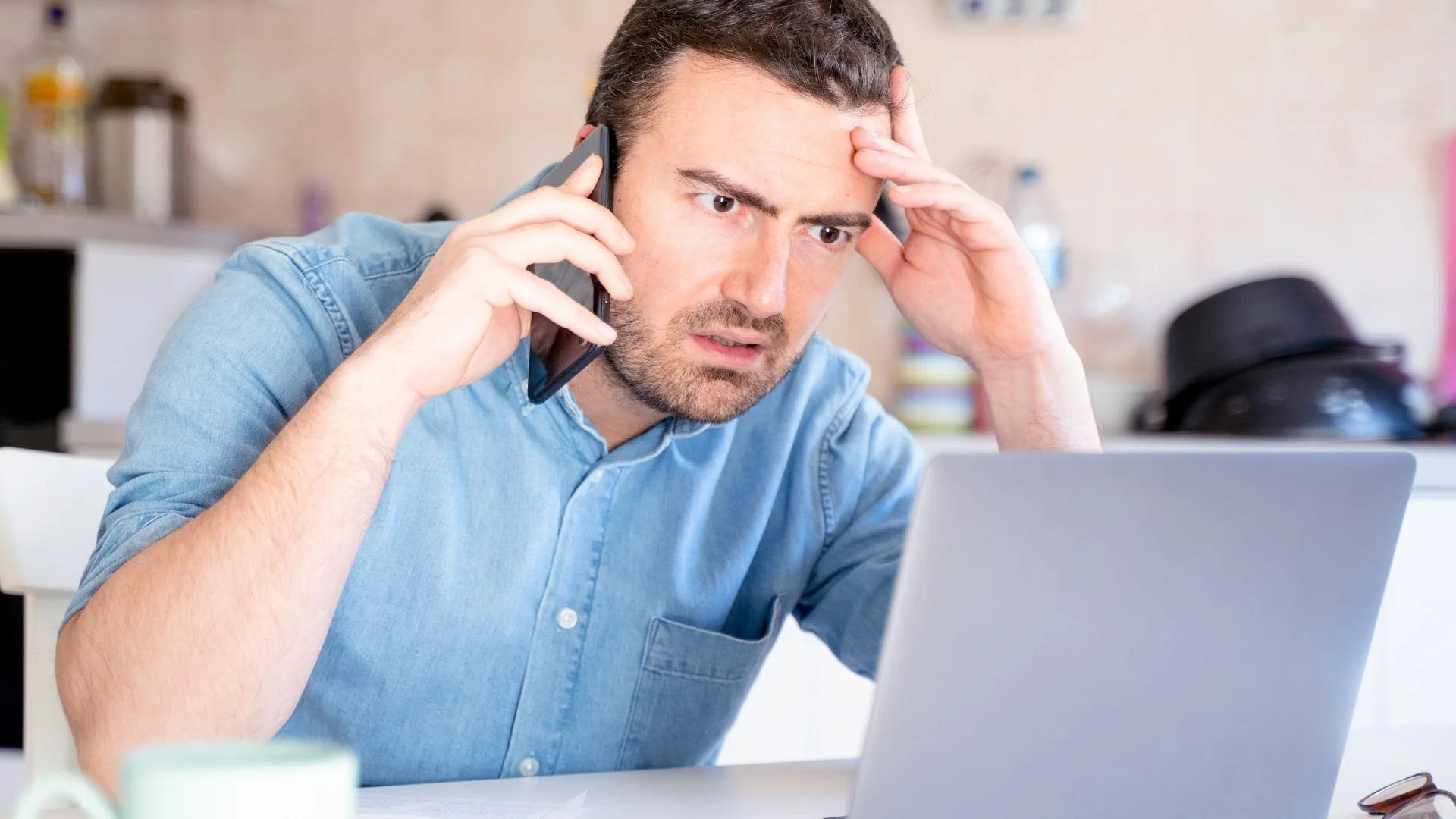 Firmy ve velkém nasazují AI operátory, ti však zákazníky často rozčílí. Nečekaný pokles kvality asistence vrací do hry lidské operátory