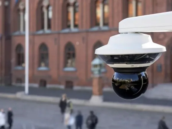 Nová generace PTZ kamer Axis vybavených AI zajistí dohled až 300 m v naprosté tmě