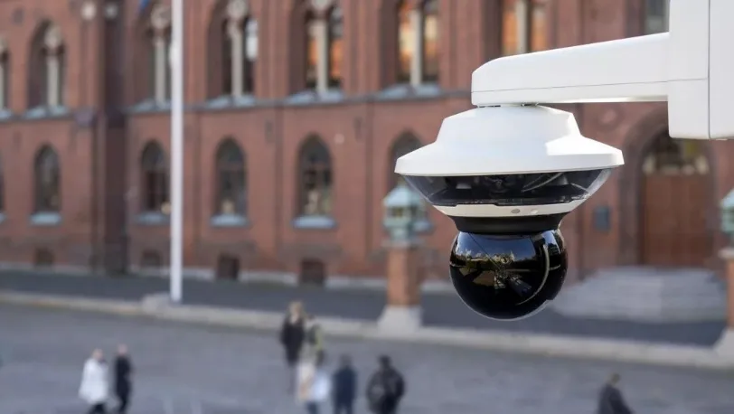 Nová generace PTZ kamer Axis vybavených AI zajistí dohled až 300 m v naprosté tmě