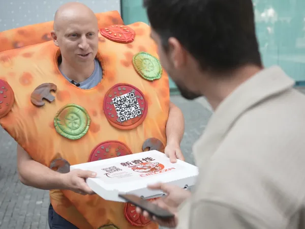 Pizzu za korunu zaplatili svými daty. ČMIS varuje před QR kódy, mohou být branou pro kyberútoky