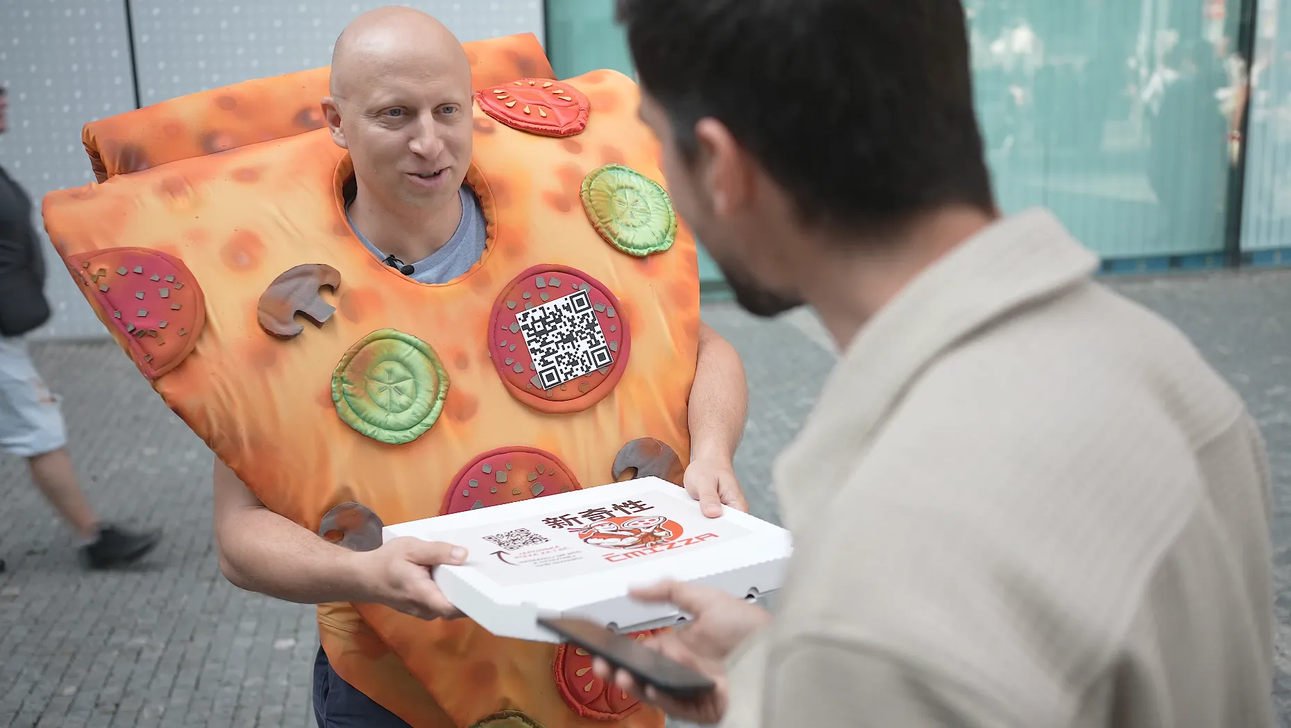 Pizzu za korunu zaplatili svými daty. ČMIS varuje před QR kódy, mohou být branou pro kyberútoky