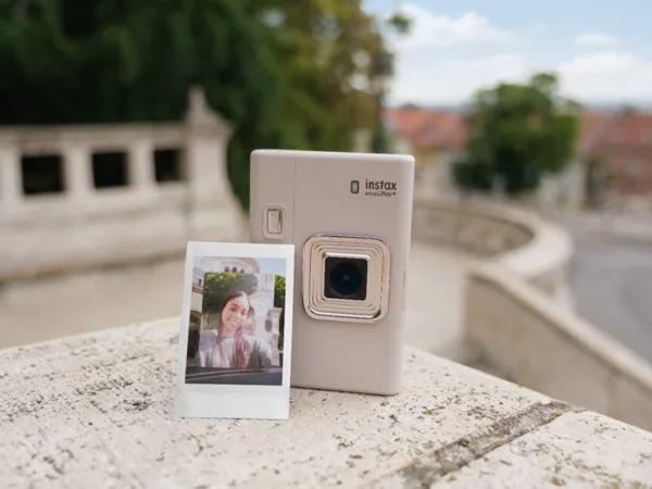 Fujifilm představil novou generaci hybridních instantních fotoaparátů instax mini LiPlay™  instax mini LiPlay+™ zaujme stylovým designem a novými funkcemi