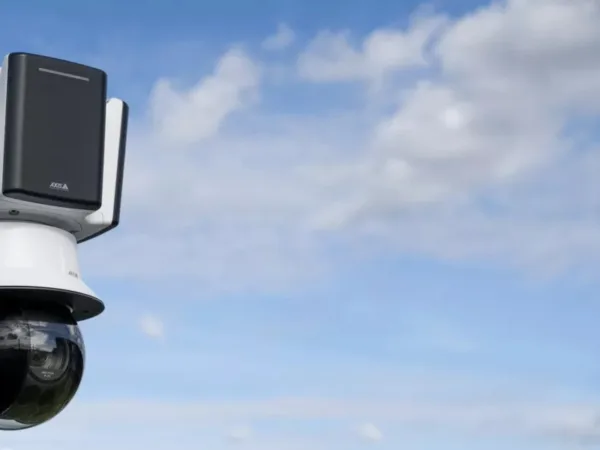 Nové radary Axis s pomocí AI sledují detekční pole až 270° a eliminují falešné poplachy