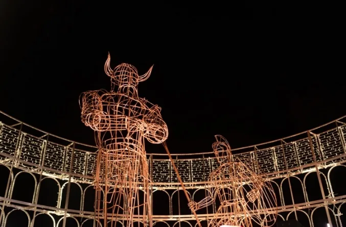 Obsah obrázku obloha, noc, světlo, venku

Obsah generovaný pomocí AI může být nesprávný.