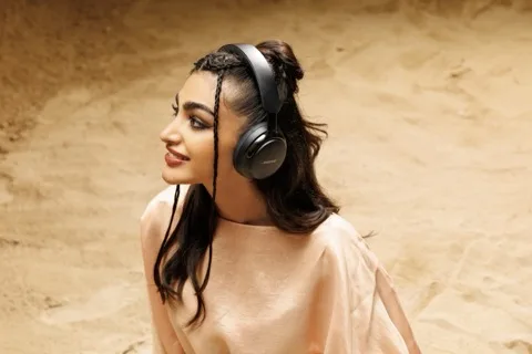 Obsah obrázku území, Lidská tvář, Sluchátka, osoba

Obsah generovaný pomocí AI může být nesprávný.