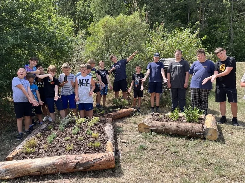 Obsah obrázku venku, strom, oblečení, osoba  Obsah generovaný pomocí AI může být nesprávný.