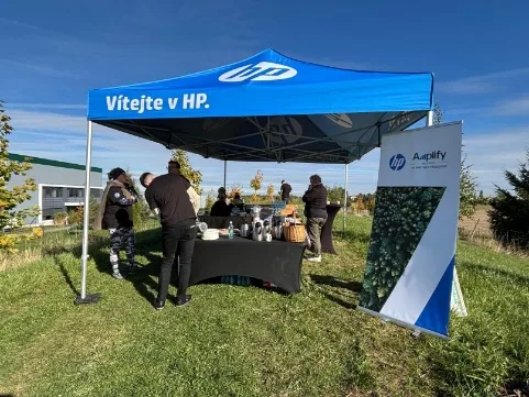 HP pokračuje v tradici sázení stromů: společně s partnery u Prahy vysadila 300 nových keřů