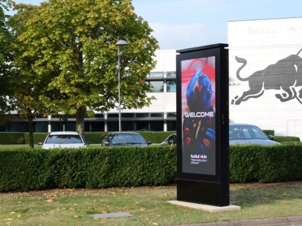 Oracle Red Bull Racing posilňuje svoju digitálnu komunikáciu vo svojom globálnom sídle pomocou pútavých vonkajších LED inštalácií spoločnosti Philips