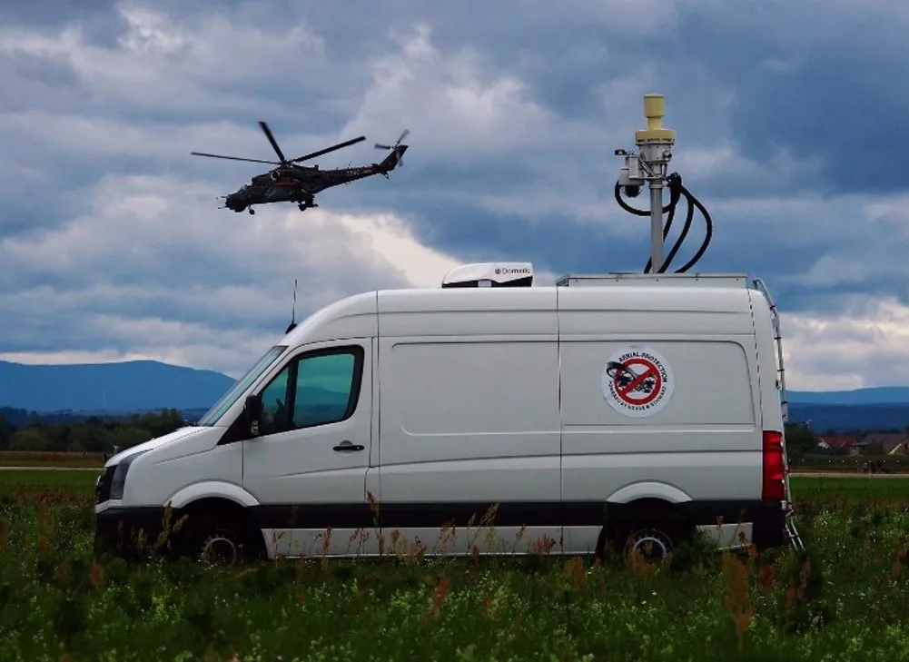 Neoprávněné přelety dronů mohou být nebezpečné. Český AIRSEC před nimi chrání obyvatele a kritickou infrastrukturu bez zbytečné střelby