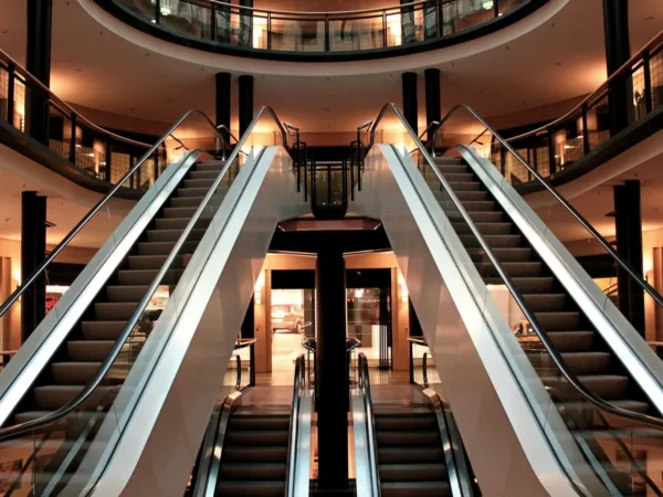 Více než polovina zákazníků před nákupem srovnává ceny a 45 % přechází k levnějším či privátním značkám