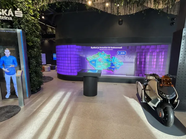Spořitelna otevírá první nonstop pobočku, klientům v ní bude radit AI avatar. Future Lab, laboratoř bankovní budoucnosti, otevírá banka v Praze na Národní třídě