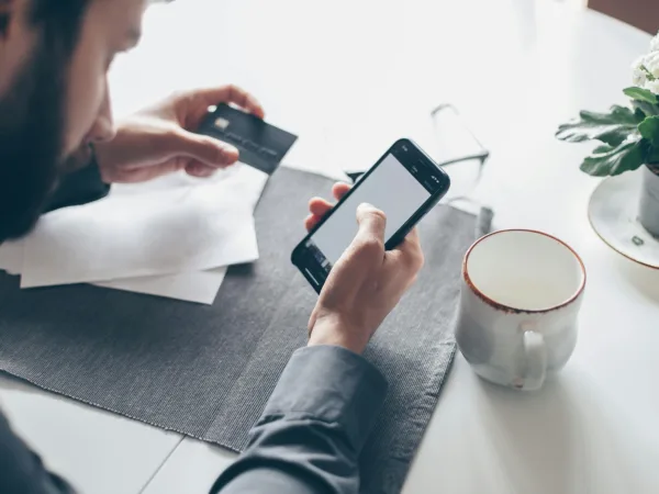 Lidé, kteří věří falešným AI příspěvkům na sociálních sítích jsou téměř pětkrát náchylnější k podvodům, ukazuje nový průzkum Visa