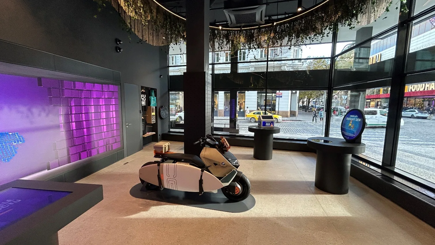 Obsah obrázku interiér, boty, interiérový design, podlaha  Obsah generovaný pomocí AI může být nesprávný.