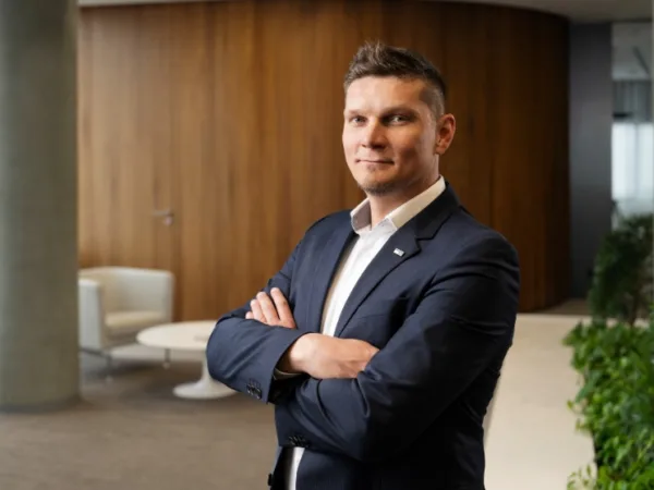 Drtivá většina českých firem podepisuje pracovní smlouvy stále na papíře, jen 2,5 % zaměstnanců vzdáleně elektronicky