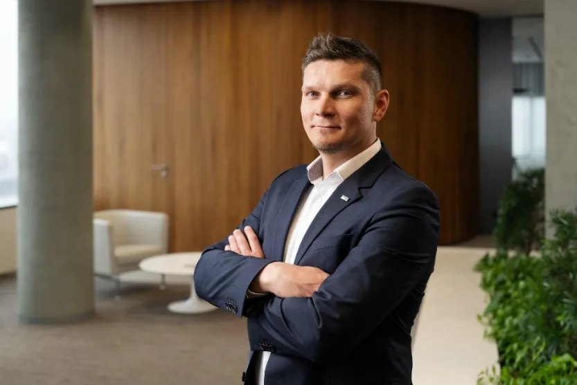 Drtivá většina českých firem podepisuje pracovní smlouvy stále na papíře, jen 2,5 % zaměstnanců vzdáleně elektronicky