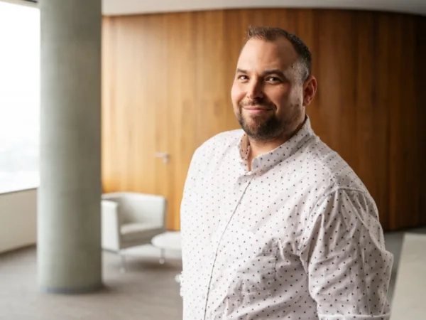 Češi si v zaměstnání nejčastěji elektronicky žádají o dovolenou a informují o neschopence. Na školení ale musí osobně